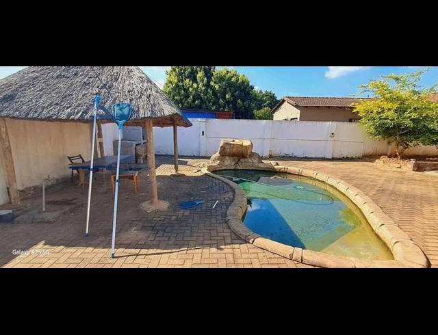 6 BEDROOM HOUSE FOR SALE IN SHAYANDIMA